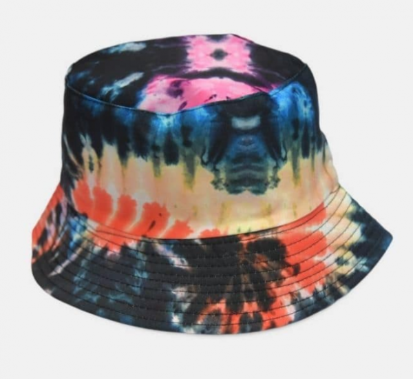 Topi dengan motif tie-dye yang psikedelik